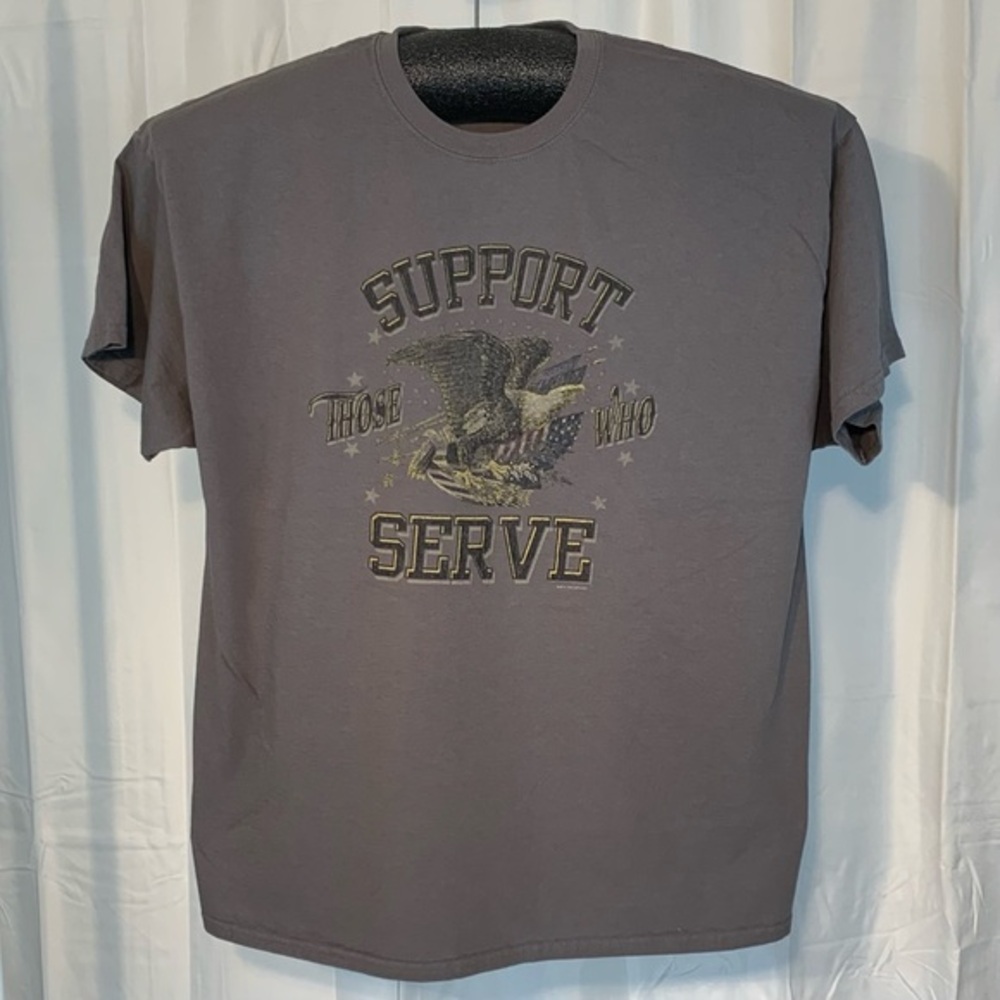 Gildan dark gray/brown short sleeve tee shirt.